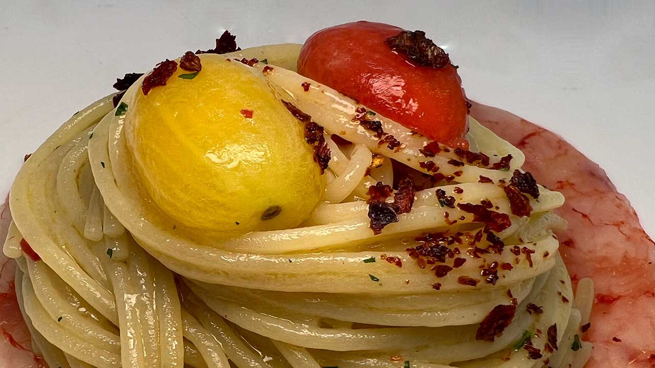 Spaghettoro-Verrigni-aglio-olio-e-peperoncino-dolce-su-battuta-di-gamberi-rossi